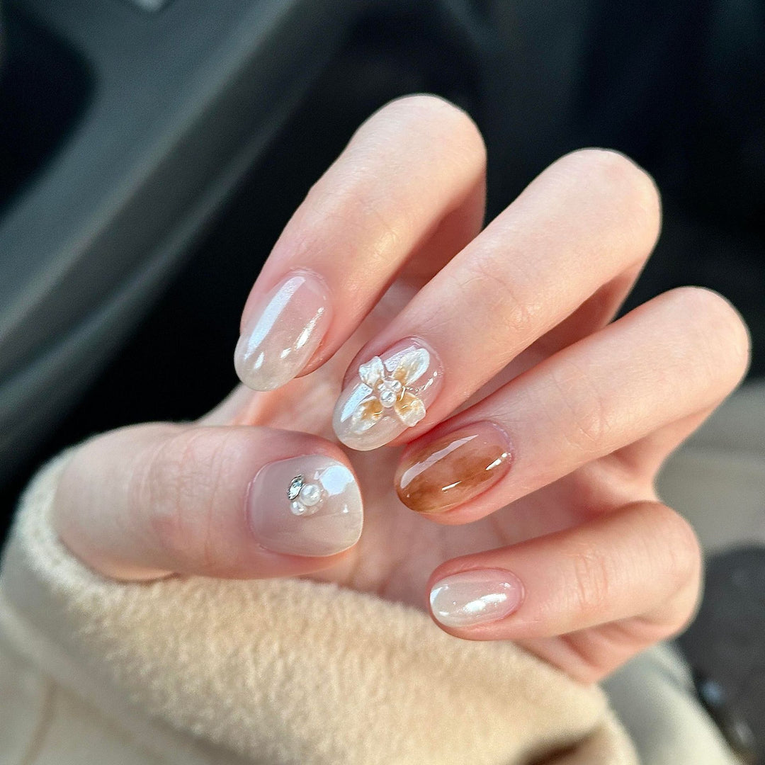 Artificial nails with floral details and glitter coating Stornfield