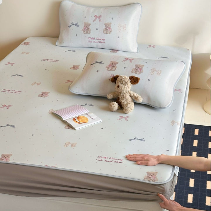 Floral fitted sheet set made of skin-friendly cotton with fine piping and slip-resistant underside