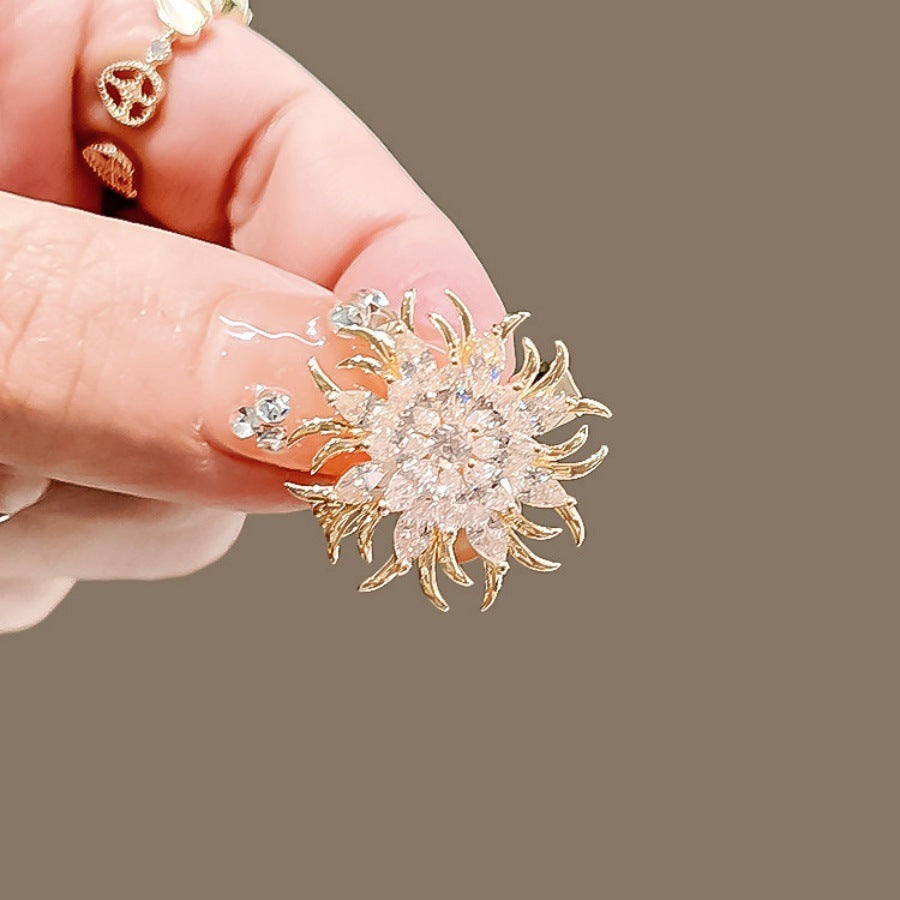 Elegant brooch with sparkling crystals Stornfield