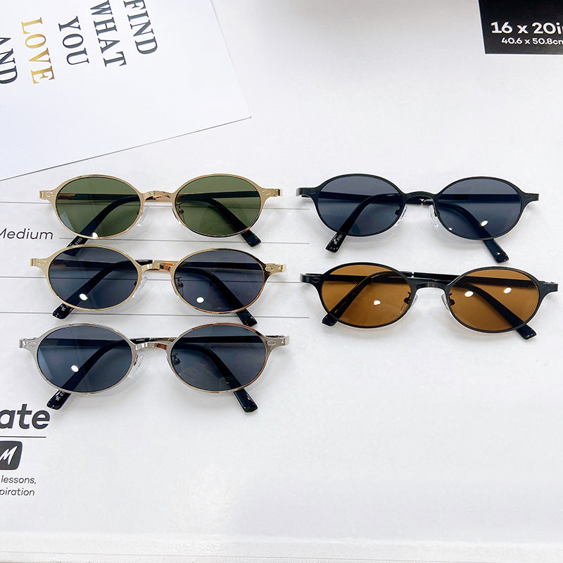 Fashionable Round Sunglasses with Elegant Golden Frame Stornfield