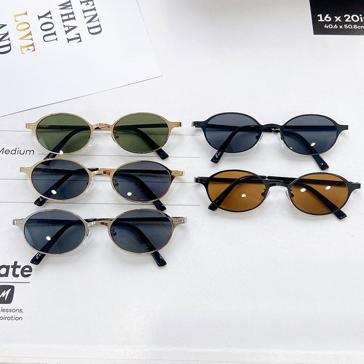Fashionable Round Sunglasses with Elegant Golden Frame Stornfield