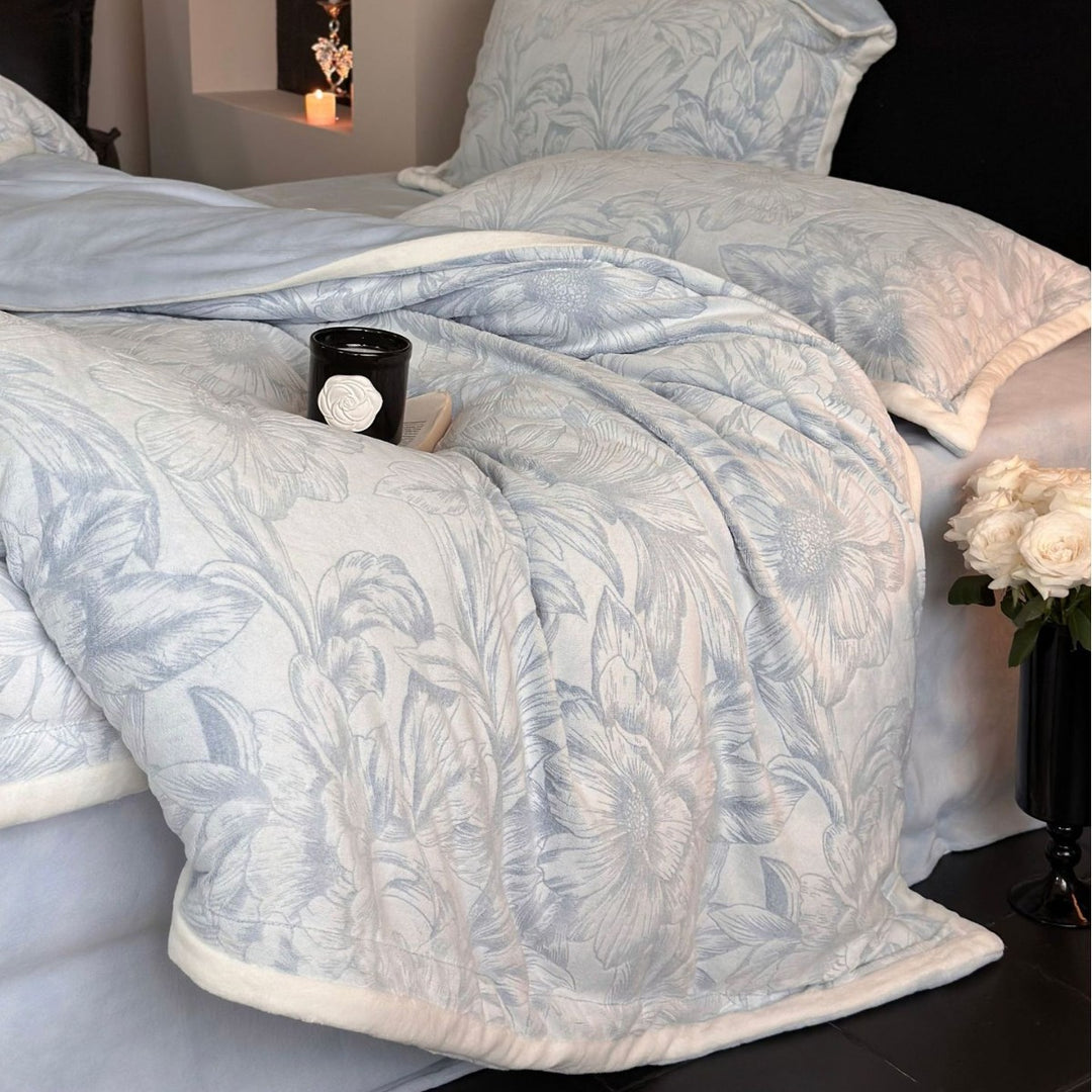 Quilted velvet bedding set with floral relief and reversible function