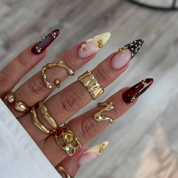 Artistic fingernails with gold applications Stornfield