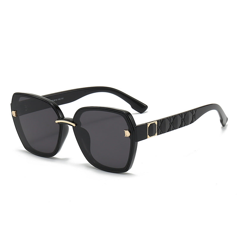 Ladies' sunglasses with a stylish, square frame and elegant details Stornfield