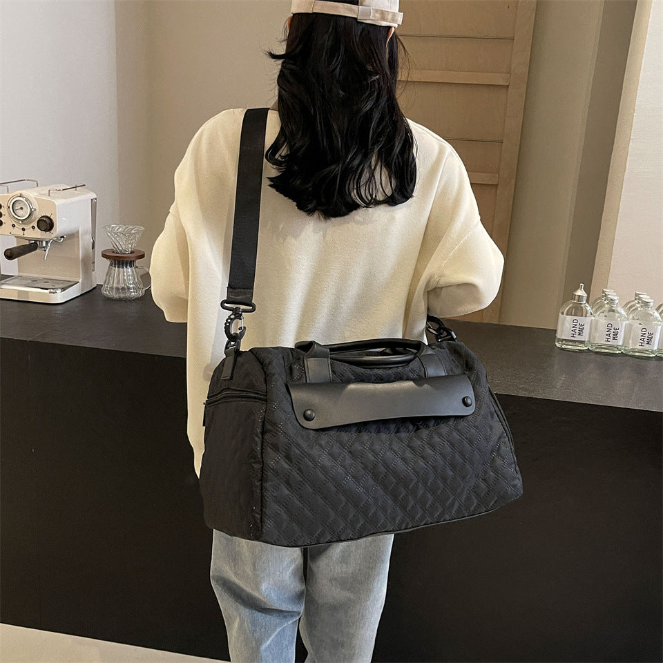 Sporty travel bag with ergonomic carrying system and water-repellent material Stornfield
