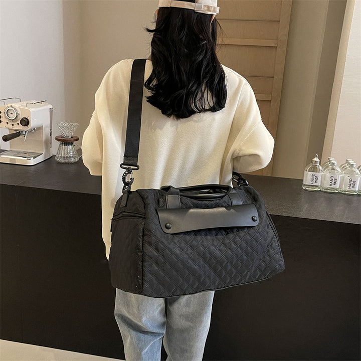 Sporty travel bag with ergonomic carrying system and water-repellent material Stornfield