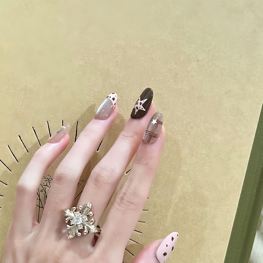 Artificial Nails in Elegant Flower Design Stornfield