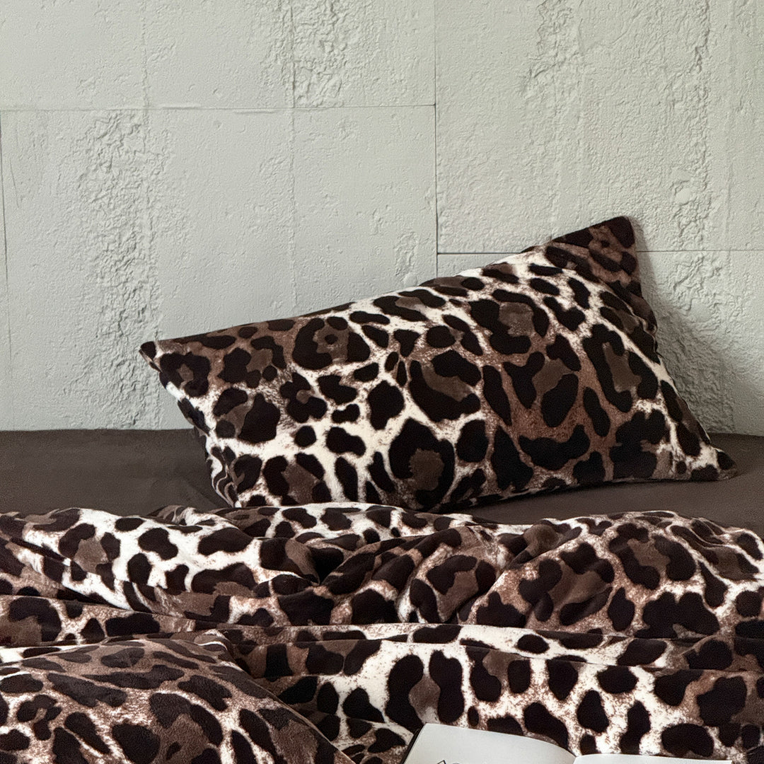 Luxurious velvet bedding set with leopard pattern