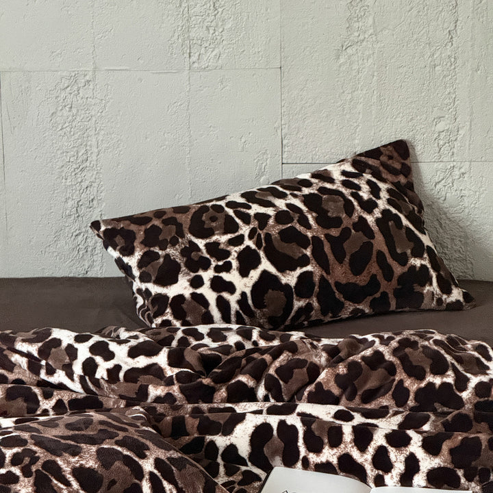 Luxurious velvet bedding set with leopard pattern