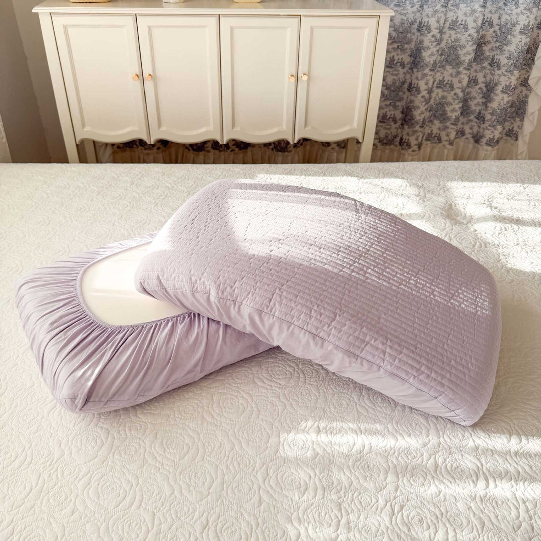 Bedding set with quilted pillowcase and elastic fitted sheet