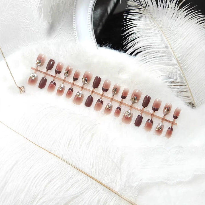 Elegant Artificial Nail Set with Gold Accents Stornfield