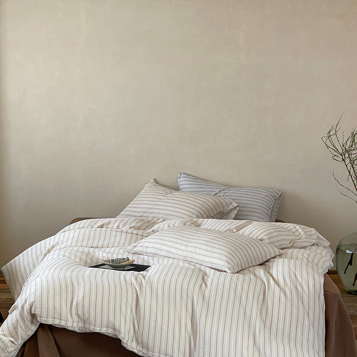 Linen-look bedding set with fine stripes