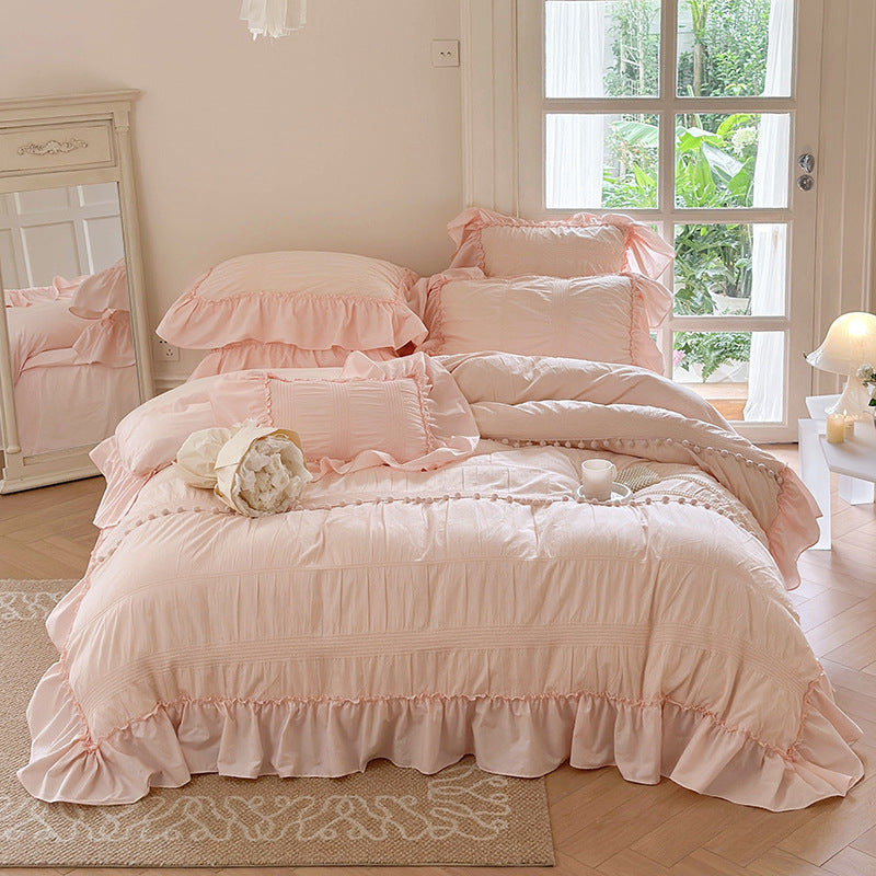 Bedding set made of cotton percale with ruffled flounce, decorative pleats, and pompom edge