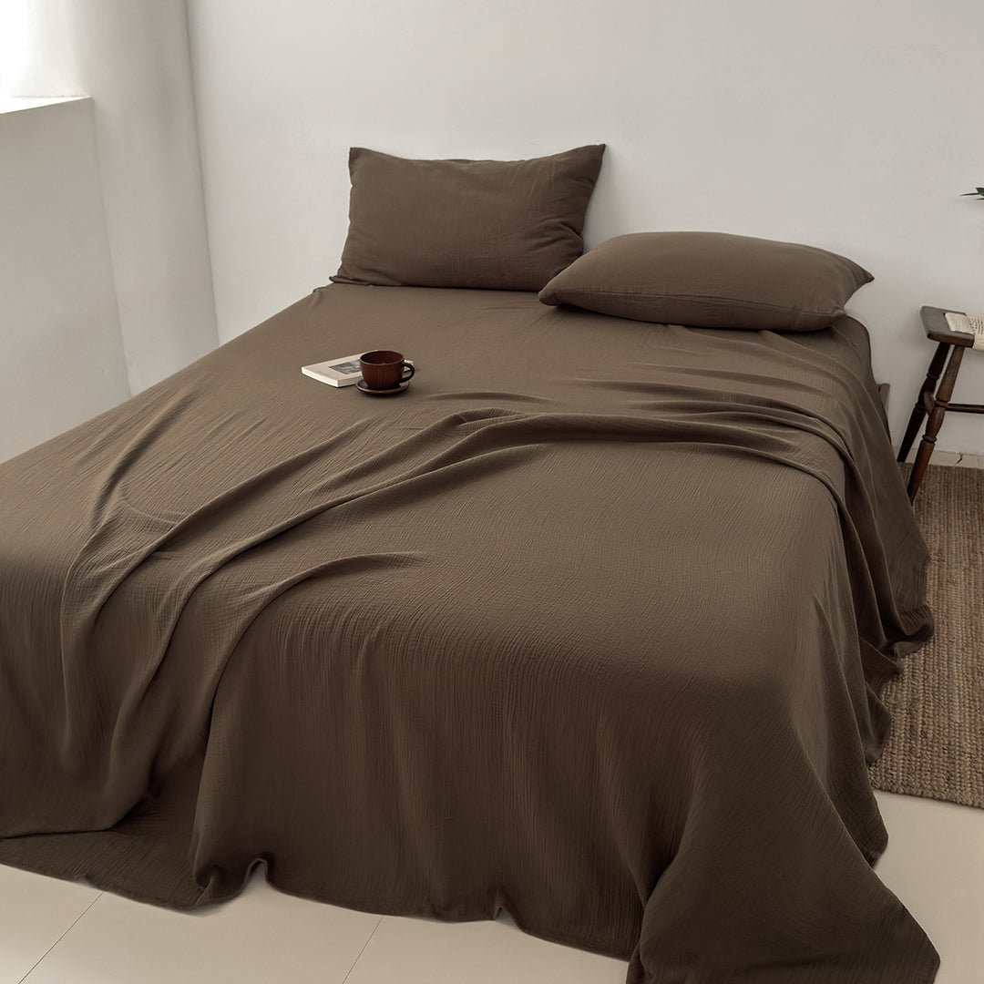 Bedding set made of cotton gauze with throw and pillow covers
