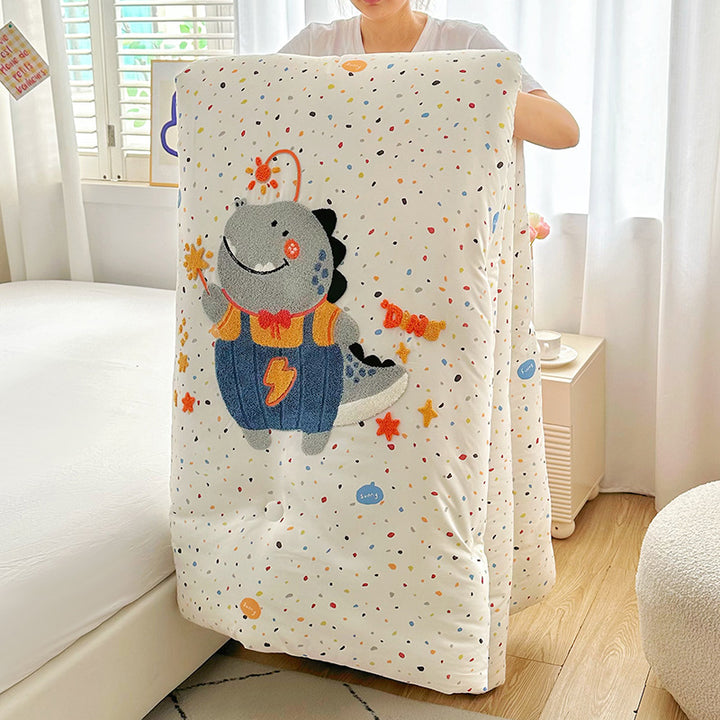 Children's quilt with appliquéd cat embroidery and hypoallergenic filling