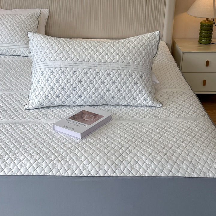 Striped fitted sheet and pillowcase set made of breathable cotton blend with fine zigzag quilting