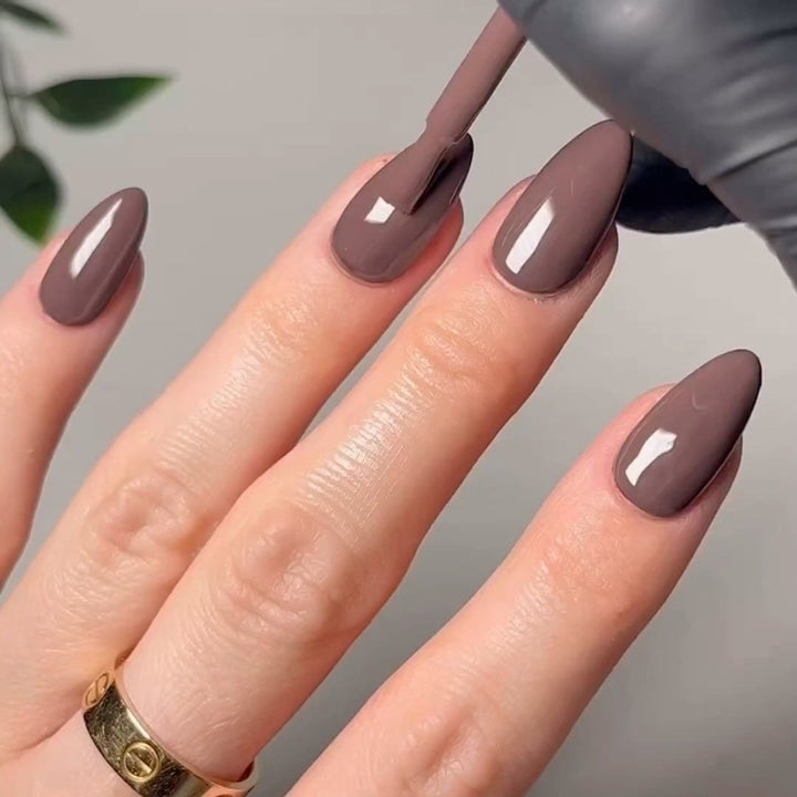 High-quality nail extensions in elegant almond shape Stornfield