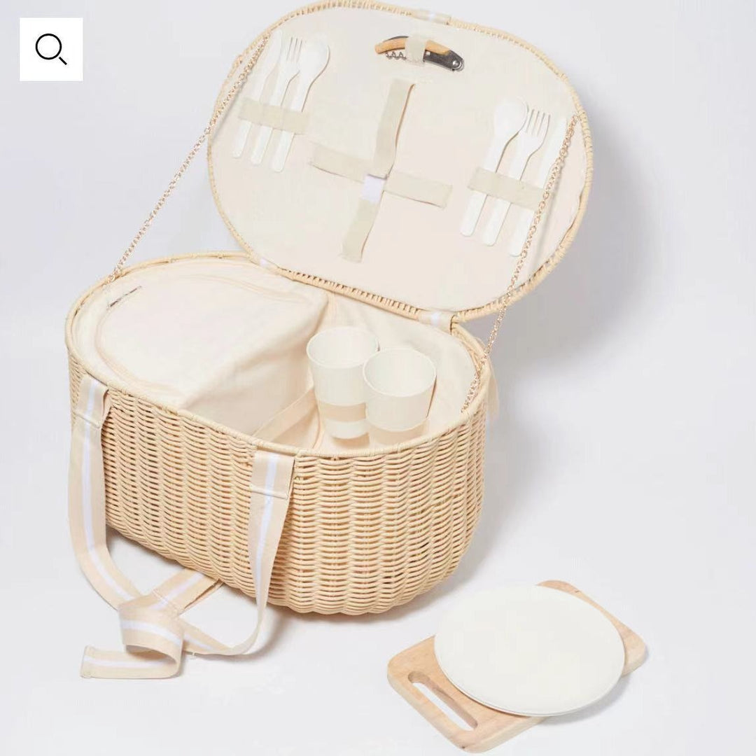 Ladies picnic basket with integrated cutlery set and practical insulation elements Stornfield