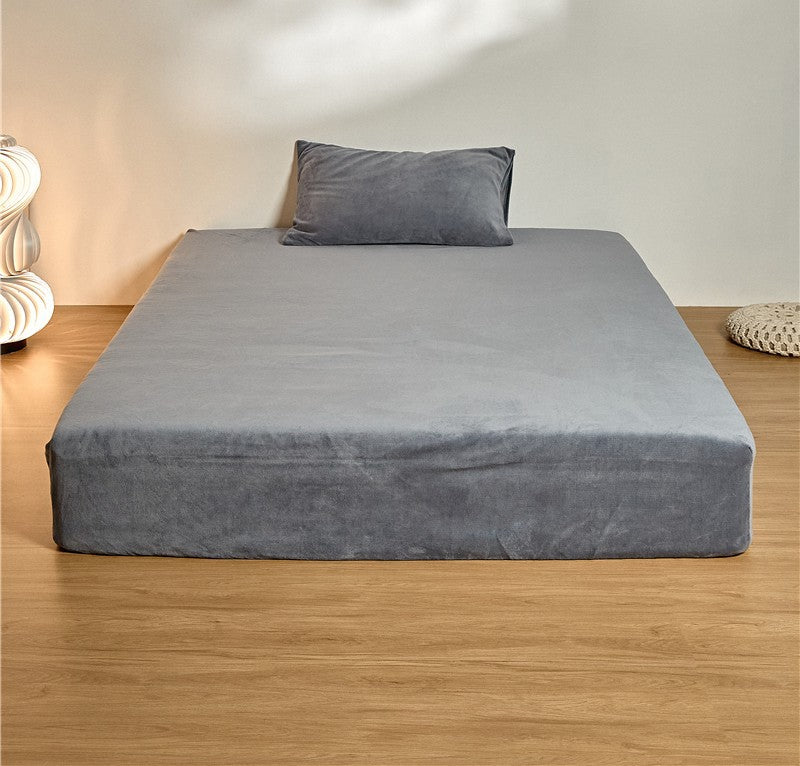 Fitted sheet with deep pocket and microfiber velvet