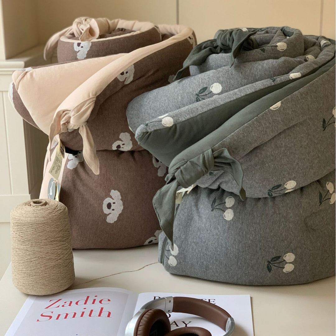Light quilted blanket with bear jacquard and cotton jersey surface