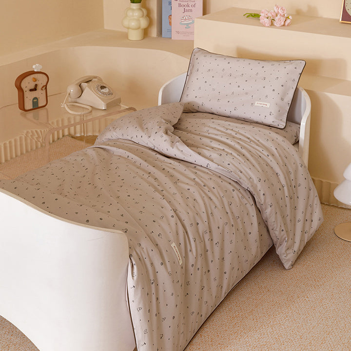 Children's bedding set with heavenly watercolor planet and cloud design made of cotton satin