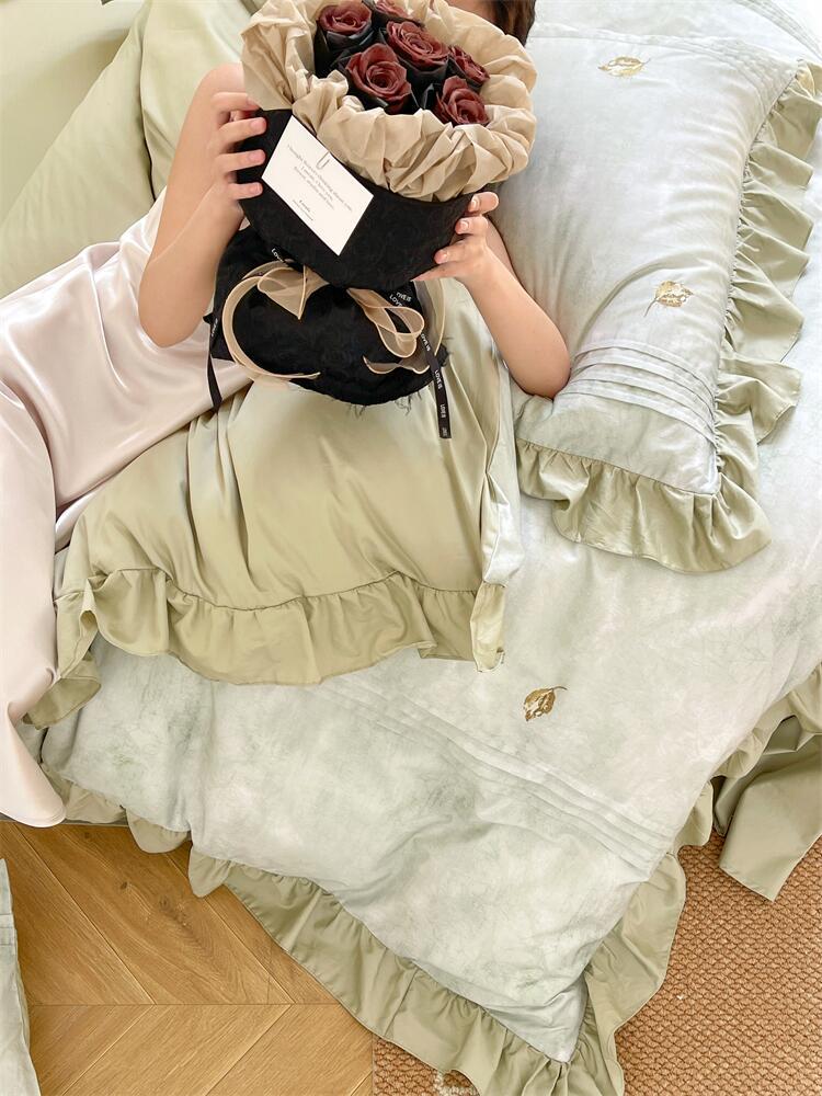 Cotton satin bed linen set with subtly embroidered leaves and a silky-matte surface