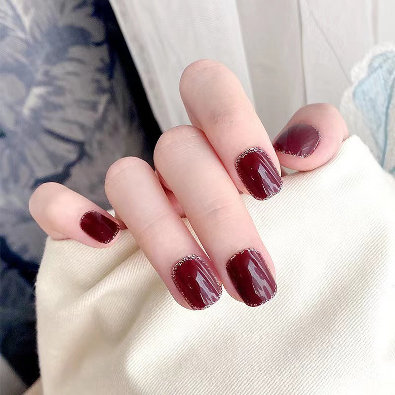 Elegant and sparkling nail art Stornfield