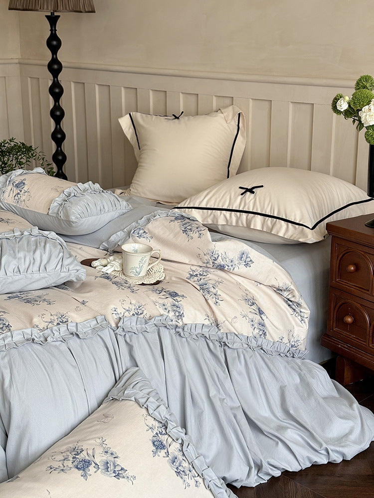 Bedding set in vintage floral pattern with ruffled frill and bow pillowcase