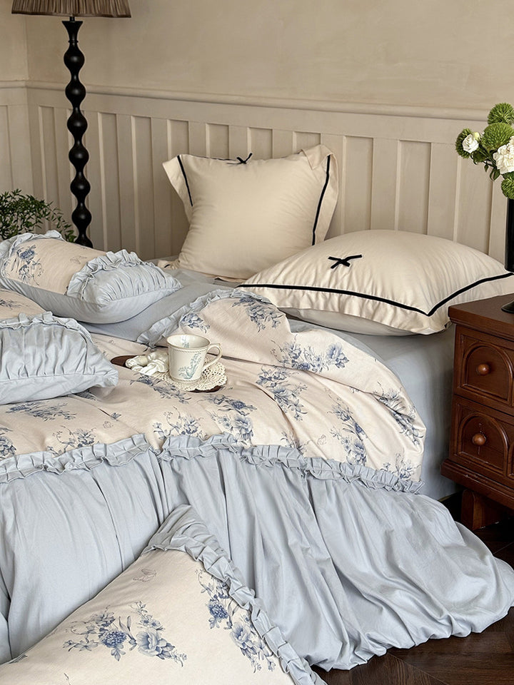 Bedding set in vintage floral pattern with ruffled frill and bow pillowcase