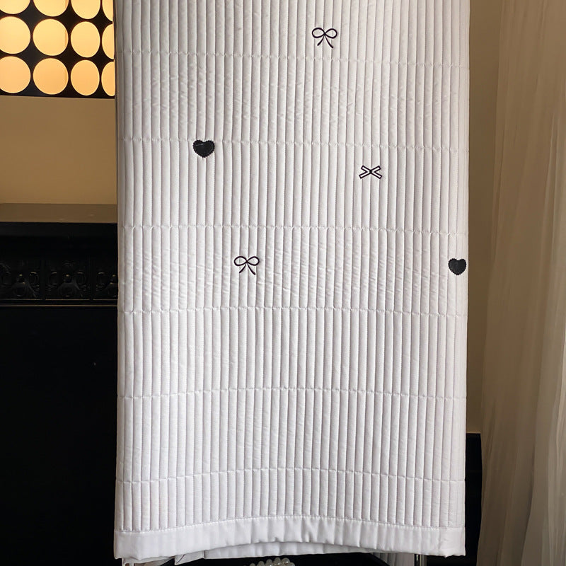 Quilted bedding set made of fine cotton blend with embroidered heart and bow motifs