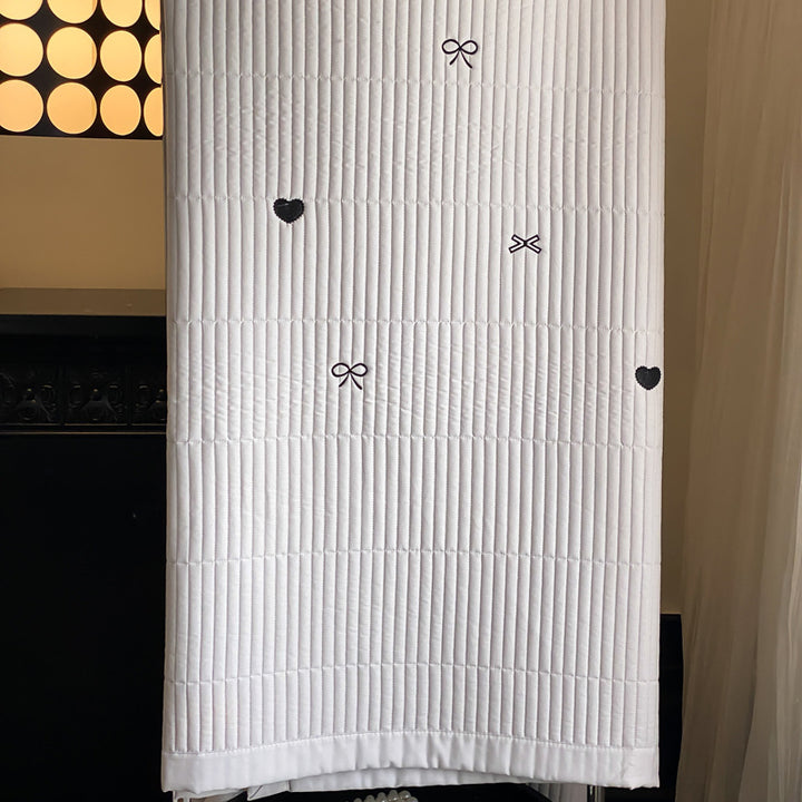 Quilted bedding set made of fine cotton blend with embroidered heart and bow motifs