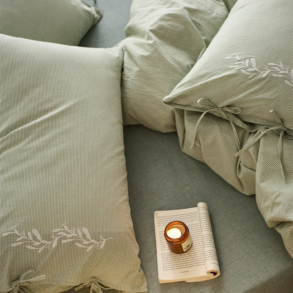 Cotton muslin bedding set with ties, soft muslin structure and breathable linen look