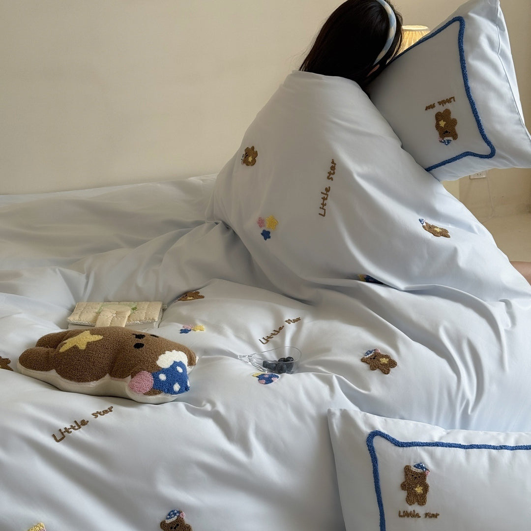 Children's bedding set with chenille teddy embroidery and contrast piping