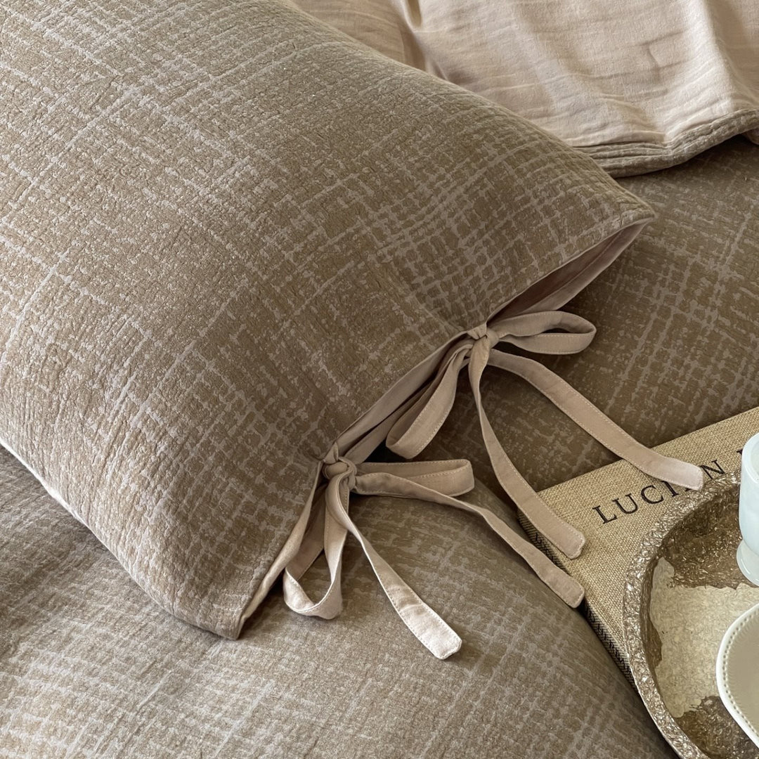 Reversible bedding set made of cotton satin with textured cross pattern and pillowcases with ties