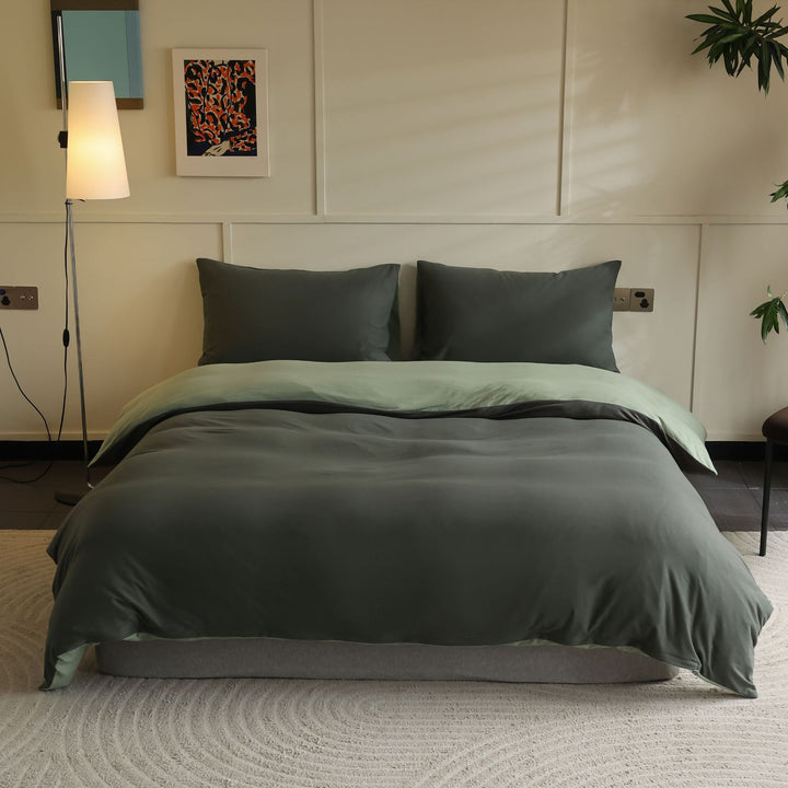 Breathable reversible bedding set made of organic cotton with light quilt and pillowcases