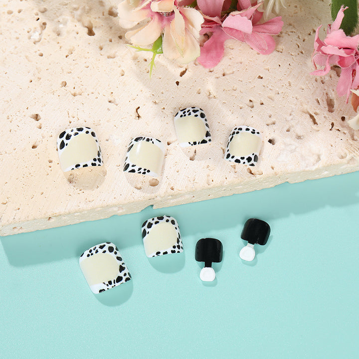 Stylish animal print artificial nails Stornfield