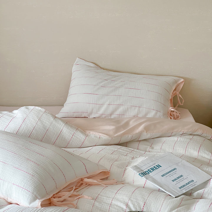 Quilted cotton muslin bedding set with fine longitudinal stitch quilt structure