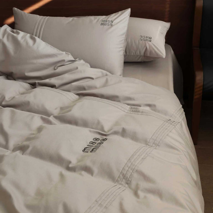 High-quality cotton bedding set with quilted seam