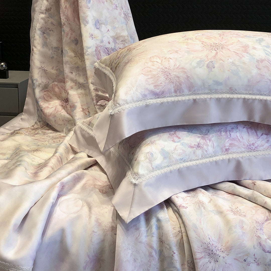 Pillowcase set made of cotton satin with delicate lace trim and satin piping
