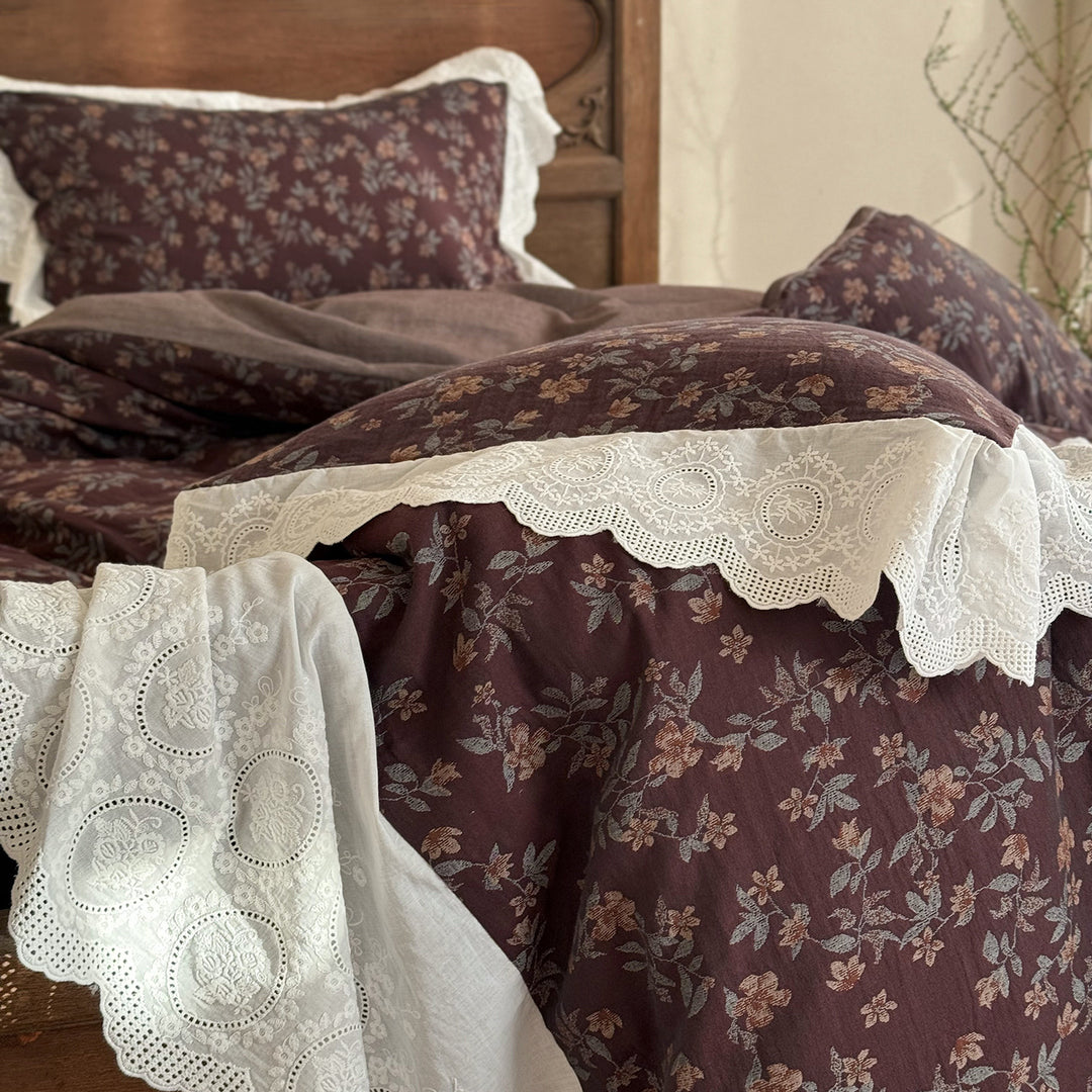 Romantic bedding set made of cotton satin with floral pattern and wide lace trim