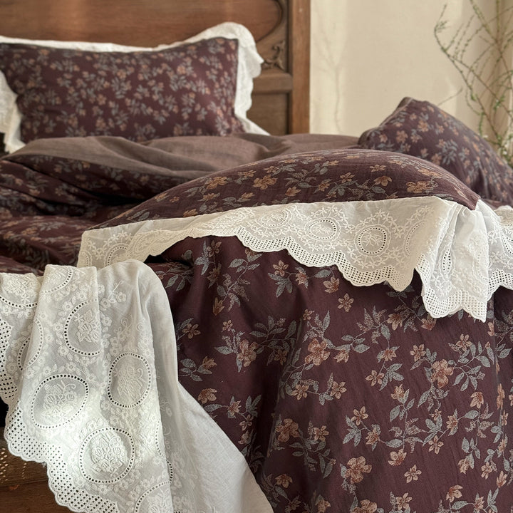 Romantic bedding set made of cotton satin with floral pattern and wide lace trim