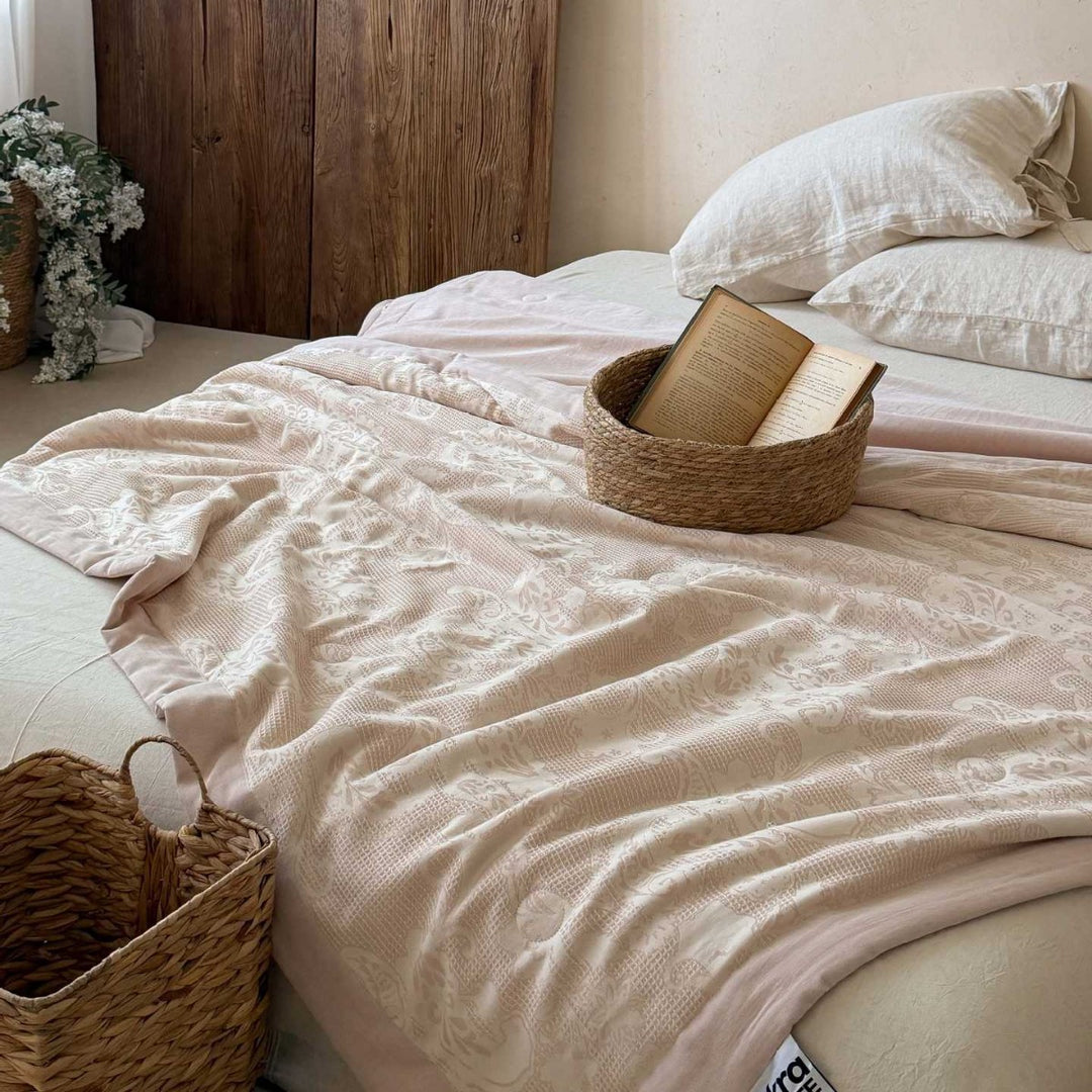 Light jacquard bedspread and bed cover made of cotton blend with floral relief