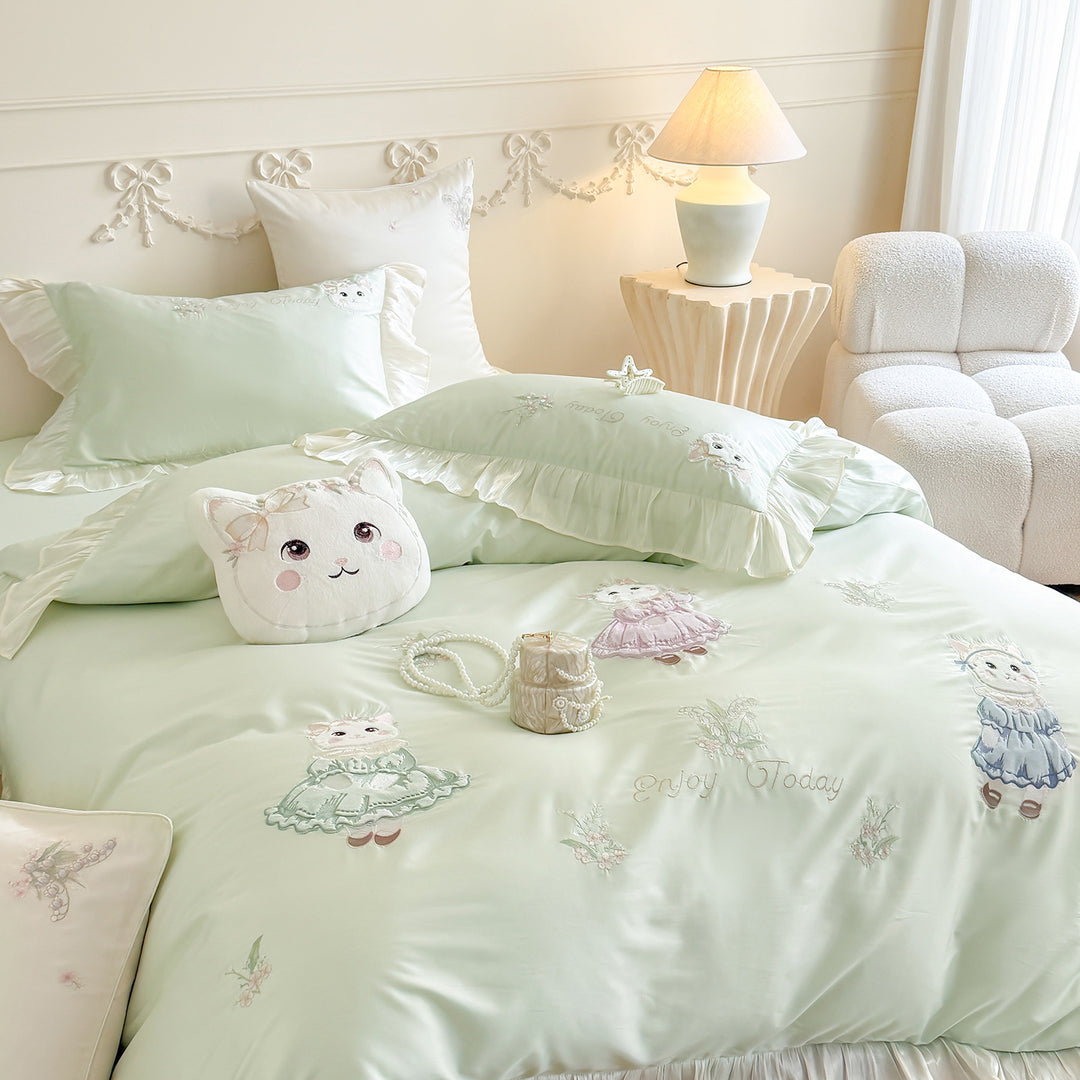 Satin bedding set with ruffles and cat embroidery