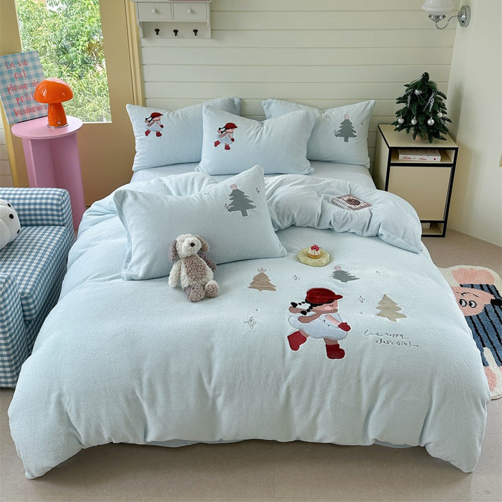 Children's bedding set with cozy fleece surface, embroidered figures and pillowcases