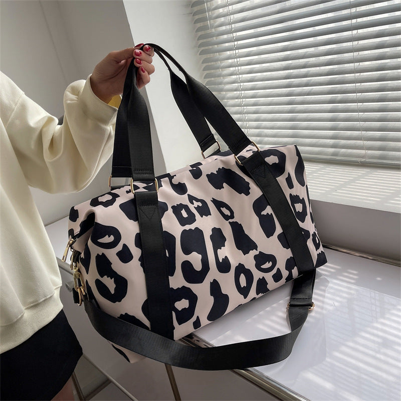 Sporty travel bag with modern leopard pattern Stornfield