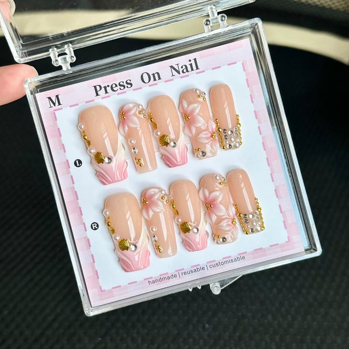 Decorative Handcrafted Press-On Nail Art Set with Beach-Inspired Designs