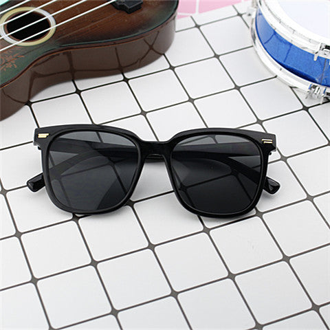 Women's fashionable oversized sunglasses with square frame and UV protection Stornfield