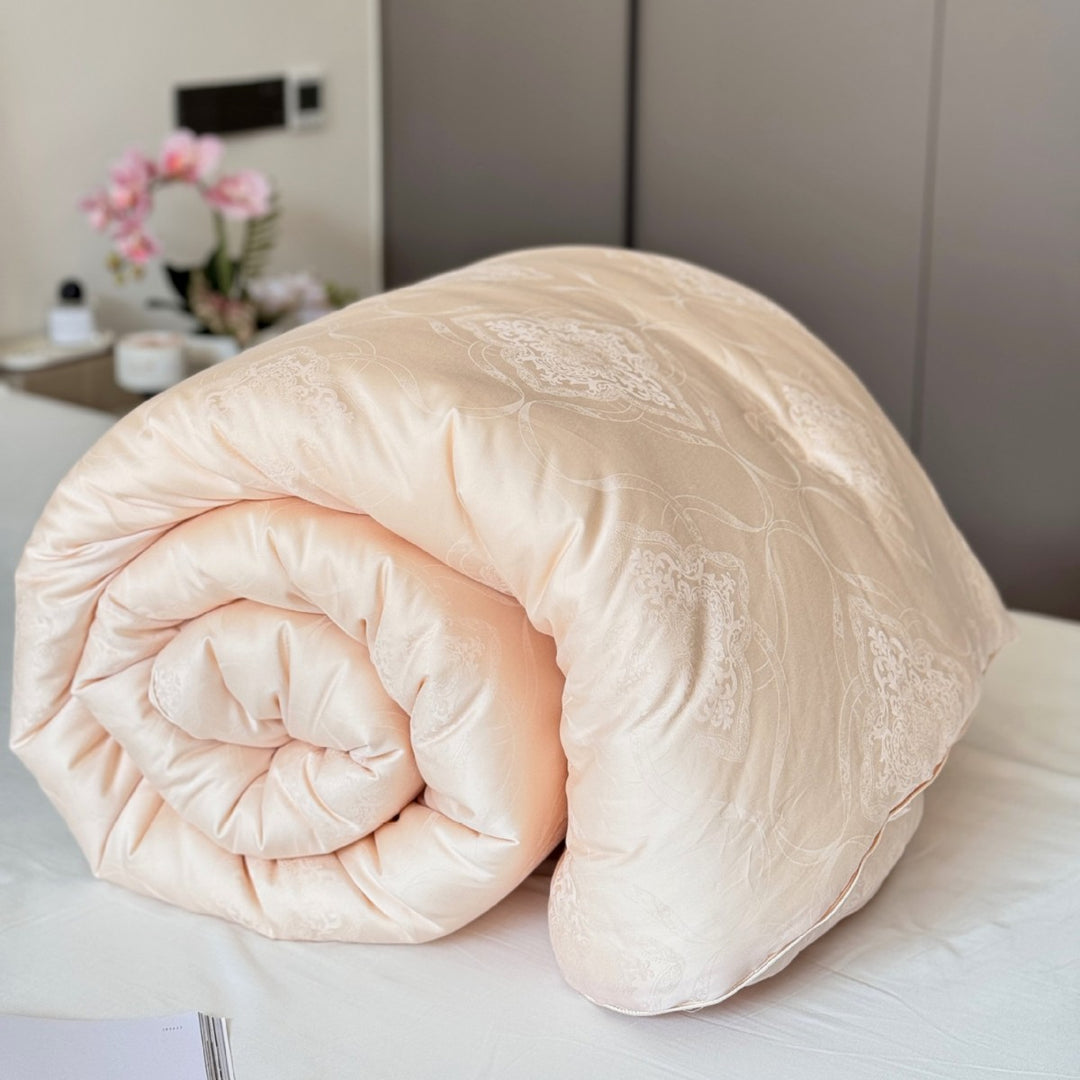 Lightweight all-season quilt with jacquard pattern and breathable fiber filling