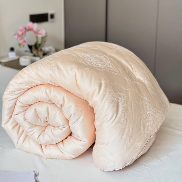Lightweight all-season quilt with jacquard pattern and breathable fiber filling