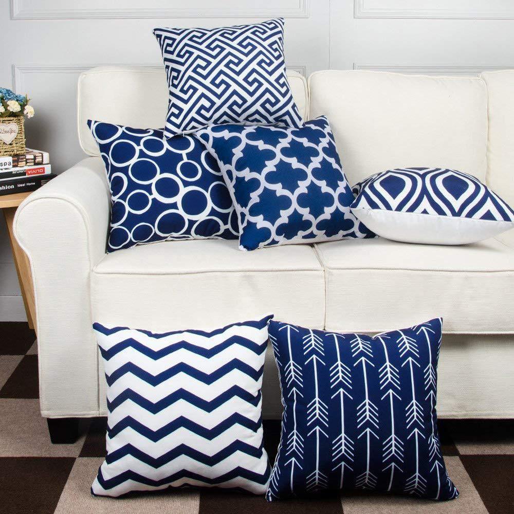 Decorative cushion with zigzag pattern from